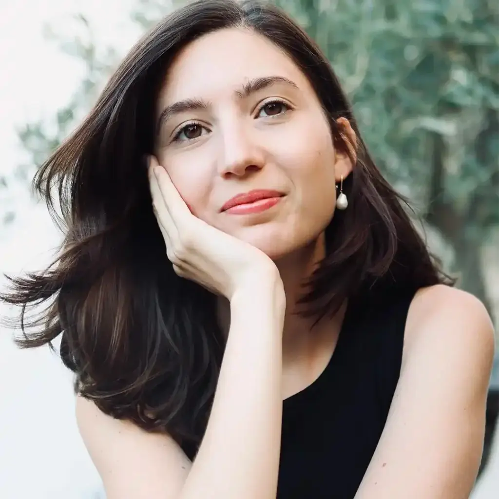 Jonge vrouw kijkt recht in camera.