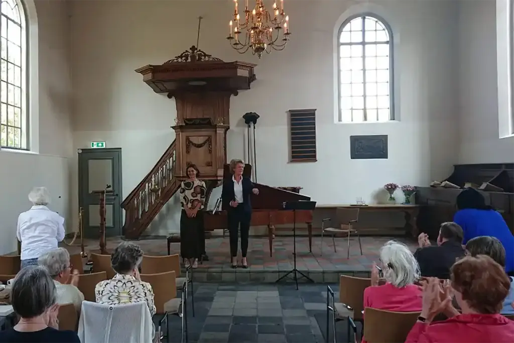 twee vrouwen en publiek in kerk