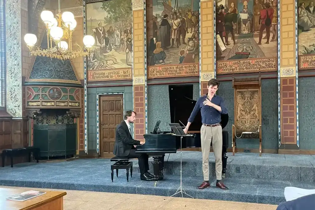 man achter piano en zanger