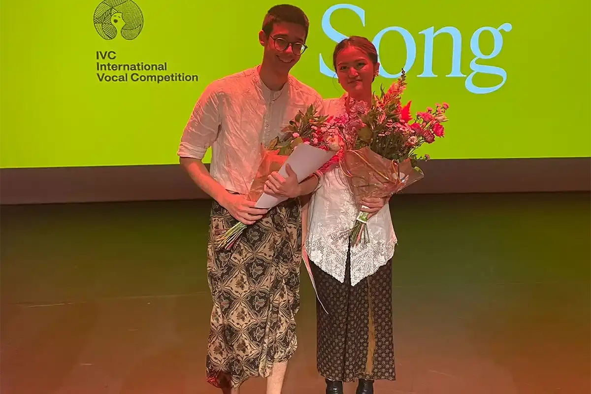 Sopraan Madeline Saputra en pianist Apollon bij prijsuitreiking IVC 2026